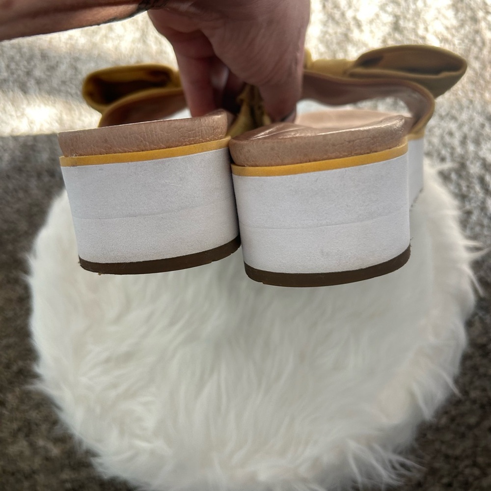 UGG • Yellow Bow Suede Slip On Sandals • 7.5 • - Picture 6 of 9